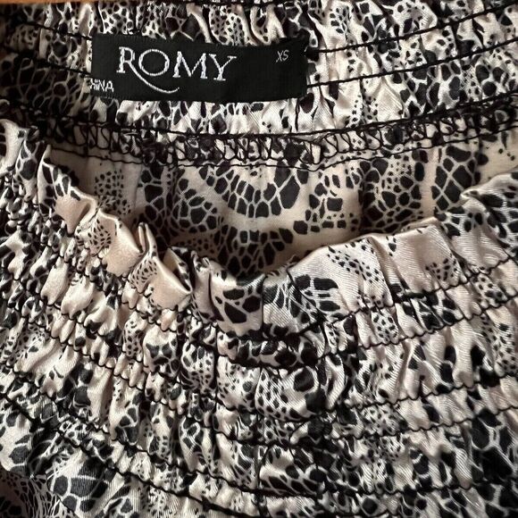 Romy Smocked Pintuck Paisley Floral Print Satin Blouse Button Black Tan XS - Picture 5 of 5